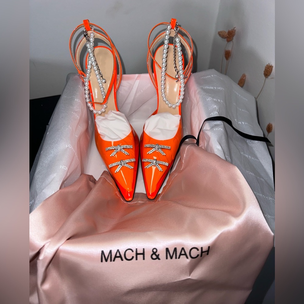 BRAND NEW Mach & Mach
PVC Bow Accents Slingback Pumps w/ Tags (UNWORN)